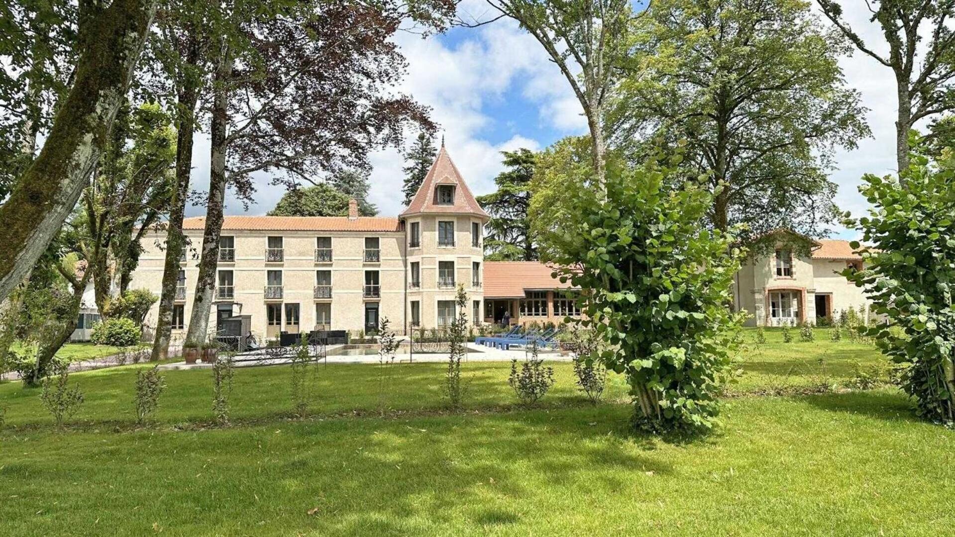 Le Manoir Des Perrieres Bed & Breakfast Rochechouart Exterior photo
